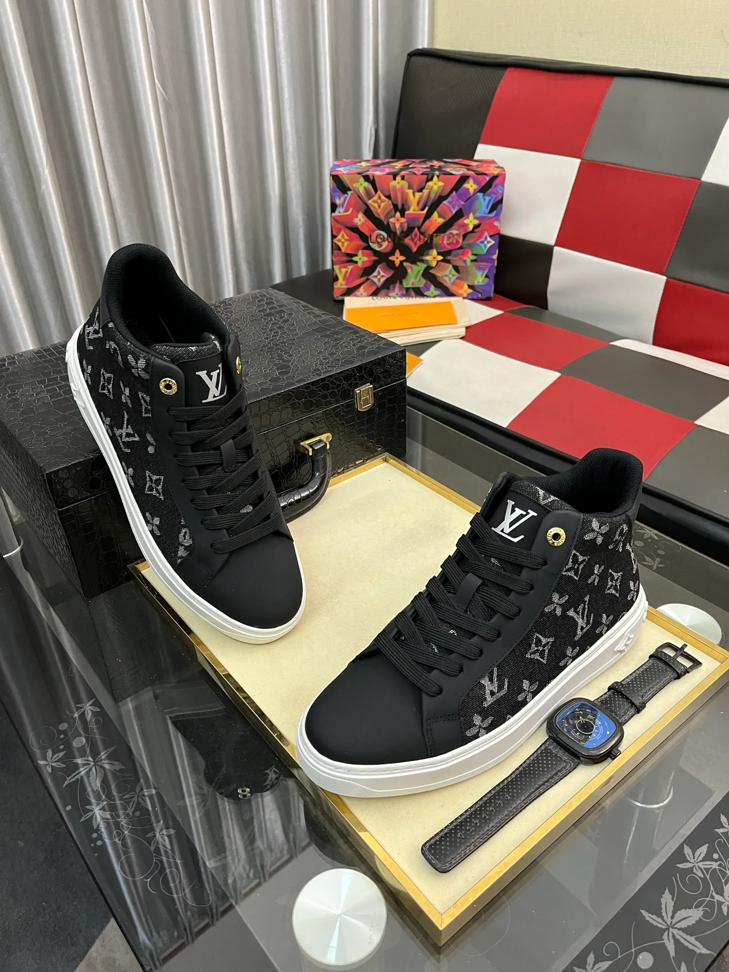 Men's shoes 💰: 560⌚️⌚️ Louis vuitton/LV Louis Vuitton 》Original quality.~ Unique modern style sneakers. 🏃A must-have casual shoe for trendy men😍😍 Original brand imported from Italy, imported original leather, sheep lining (refuses to discolor and grind feet) Sole: Original sole provided by the original factory, French lazy style design ⚠️Fit to the feet, original quality, super comfortable original sole. Code number: 38-444⃣️Color optional